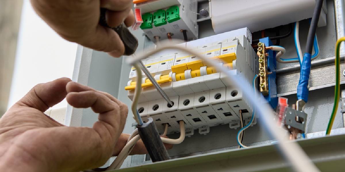 Electrician in Southampton and Hampshire. Electrician in Southampton and Hampshire.